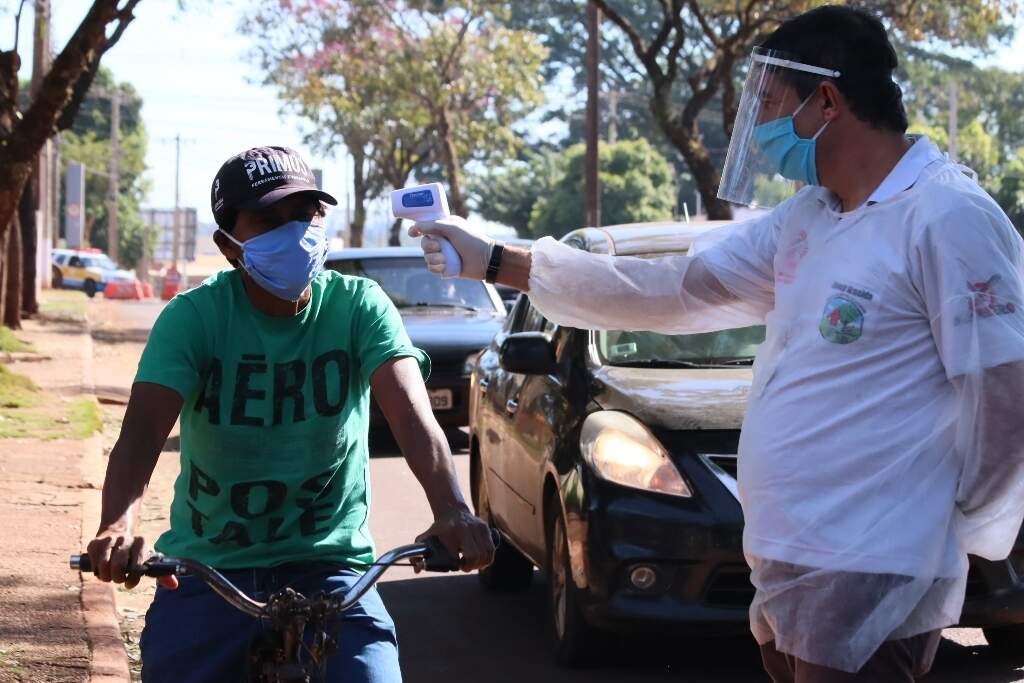Dourados tem realizado barreiras sanitárias desde o fim de maio para identificar pessoas com sintomas do novo coronavírus. (Foto: Prefeitura de Dourados)