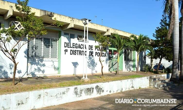 Mulher quebrou vidro da porta da delegacia do 1º distrito com pedrada (Foto: Arquivo/Diário Corumbaense)