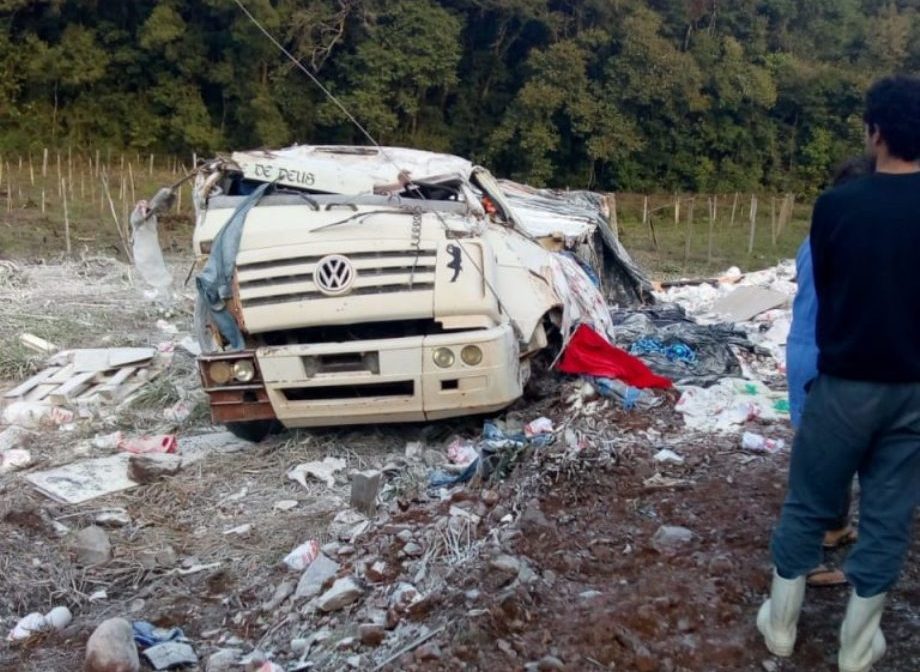 Caminhão ficou destruído após capotar em curva de estrada de terra (Foto: Divulgação)