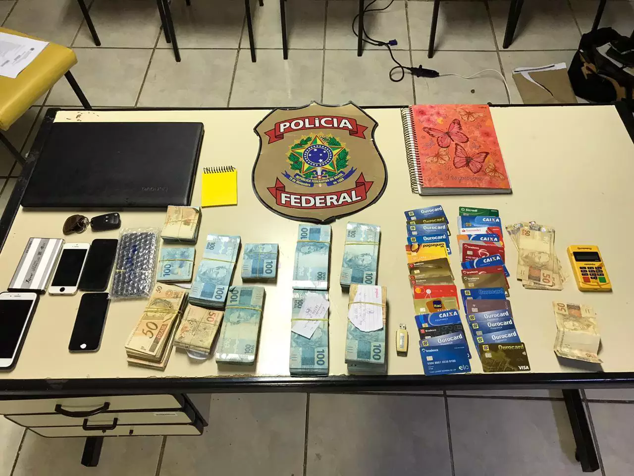Dinheiro, cartões e celulares apreendidos durante a operação da PF (Foto/Divulgação)