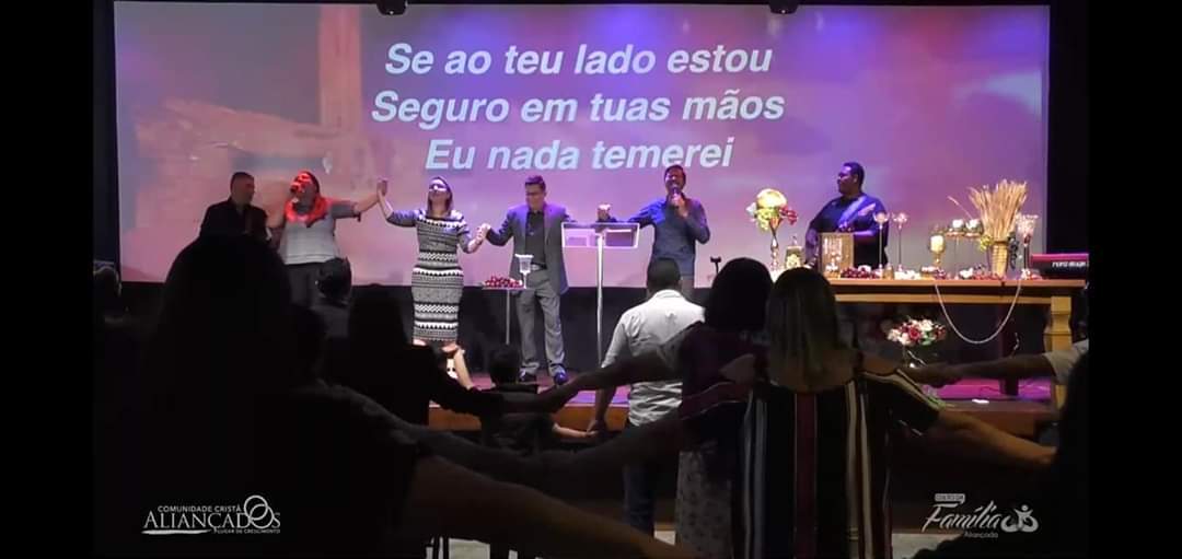 Imagens compartilhadas pela própria igreja mostram fieis de mãos dadas durante culto (Foto: Divulgação)