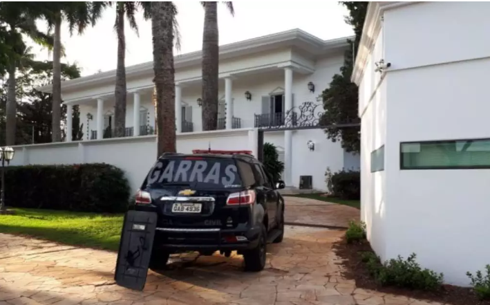 Viatura em frente à mansão dos Jamil Georges, na Avenida Baltazar Saldanha, em Ponta Porã (Direto das Ruas)