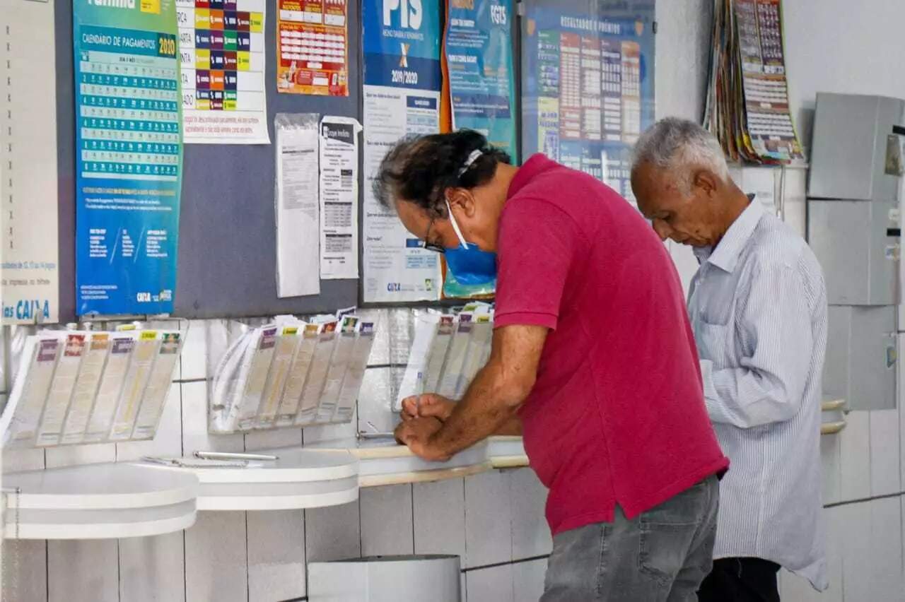 Homem faz a &#34;fezinha&#34; em lotérica da Capital (Foto: Arquivo) 