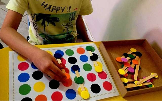 Usando Formas E Cores Professora Cria Jogos Para Estimular Crian as 