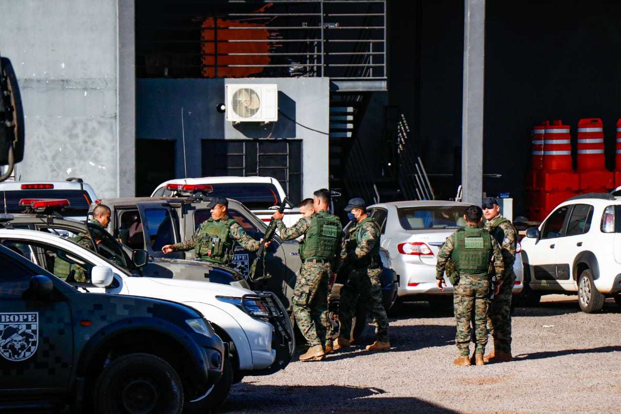 Movimentação de policiais no Garras (Delegacia Especializada de Repressão a Roubos a Banco, Assaltos e Sequestros) durante a terceira fase da Omertà. (Foto: Henrique Kawaminami)
