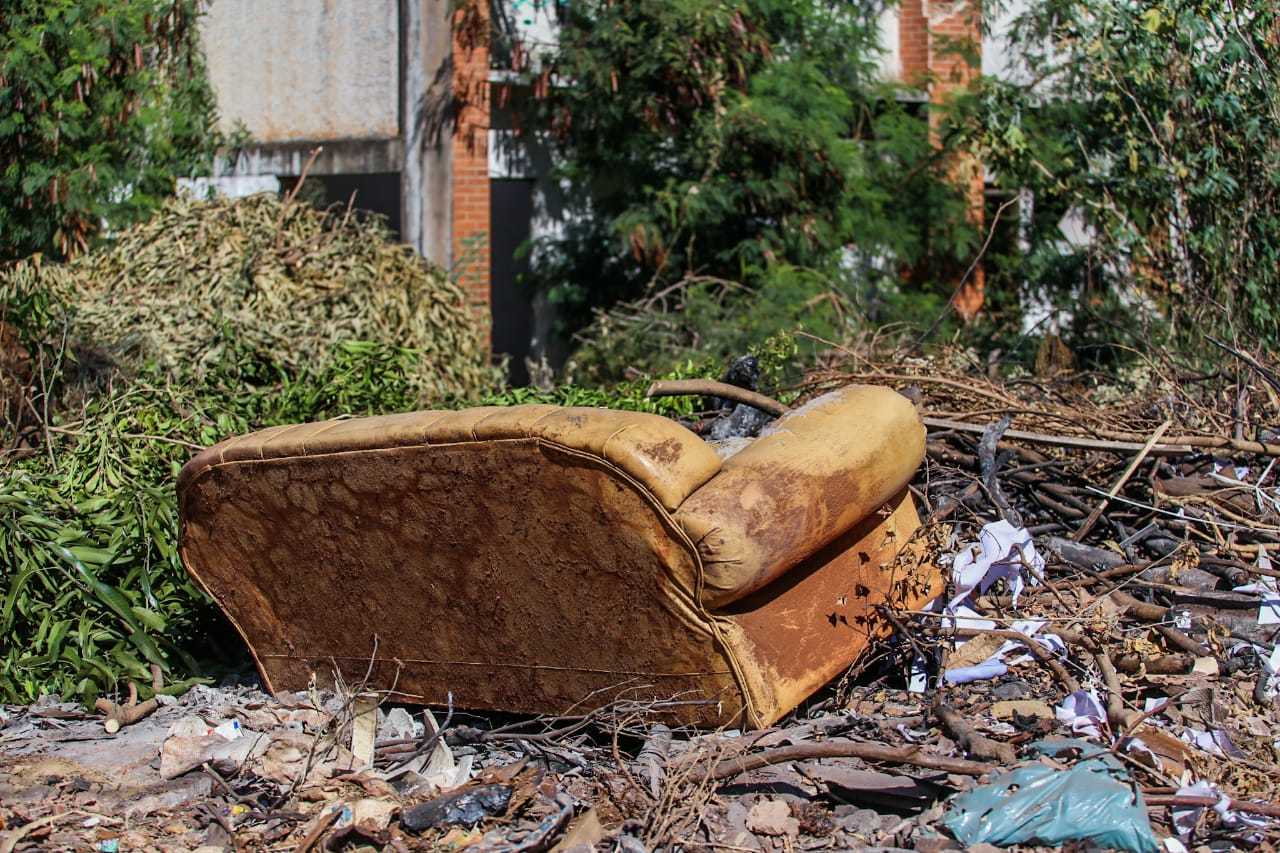 Um dos sofás abandonados nas ruínas e no lixo (Foto: Marcos Maluf)