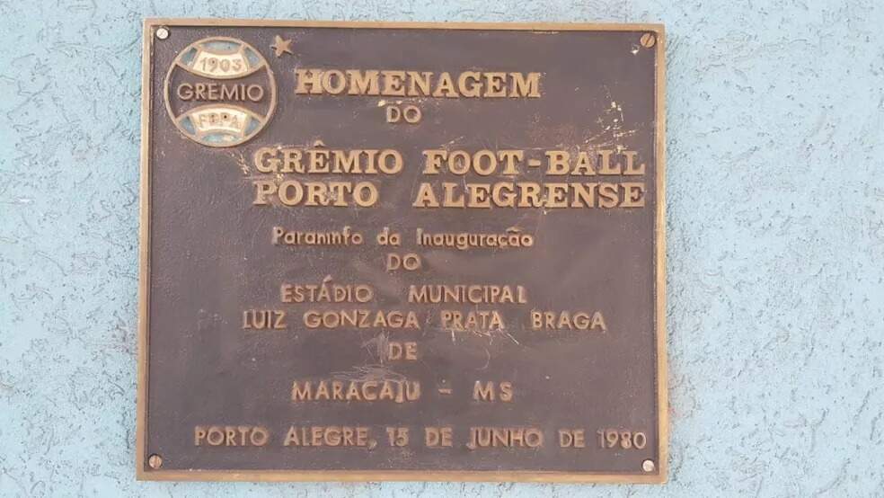 Placa em agradecimento ao jogo de inauguração feita pelo Grêmio (Foto: Arquivo Pessoal/Alexandre Fialho)
