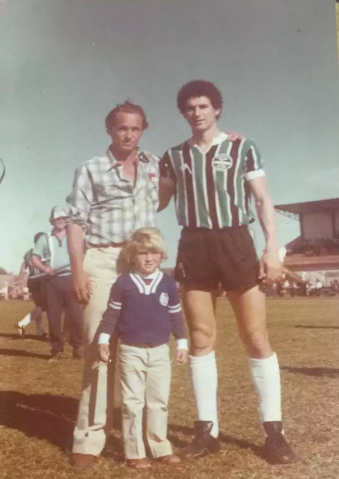 Alexandre com o pai, Francisco, e o atacante Baltazar (Foto: Arquivo Pessoal/Alexandre Fialho)