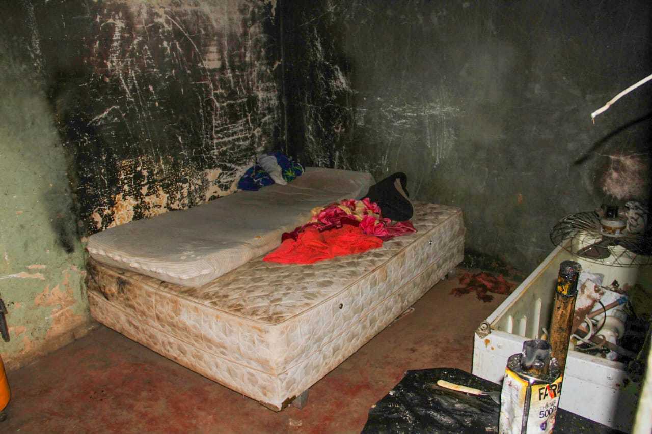 Um dos quartos dos dependentes químicos que frequentam o local (Foto: Silas Lima)