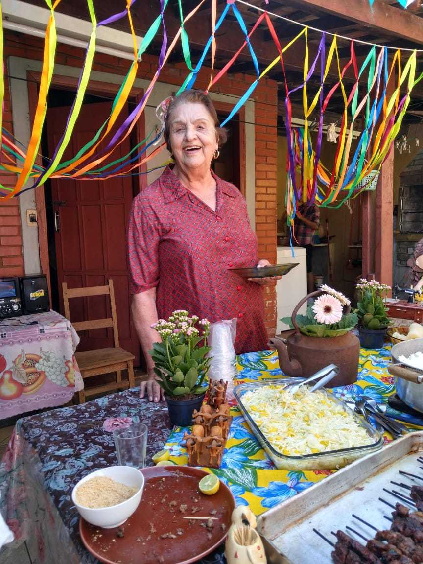 Dona Elvira Pinto de Araújo Alarcon na sua festa de aniversário de 2019, com tema de São João. (Foto: Arquivo pessoal)