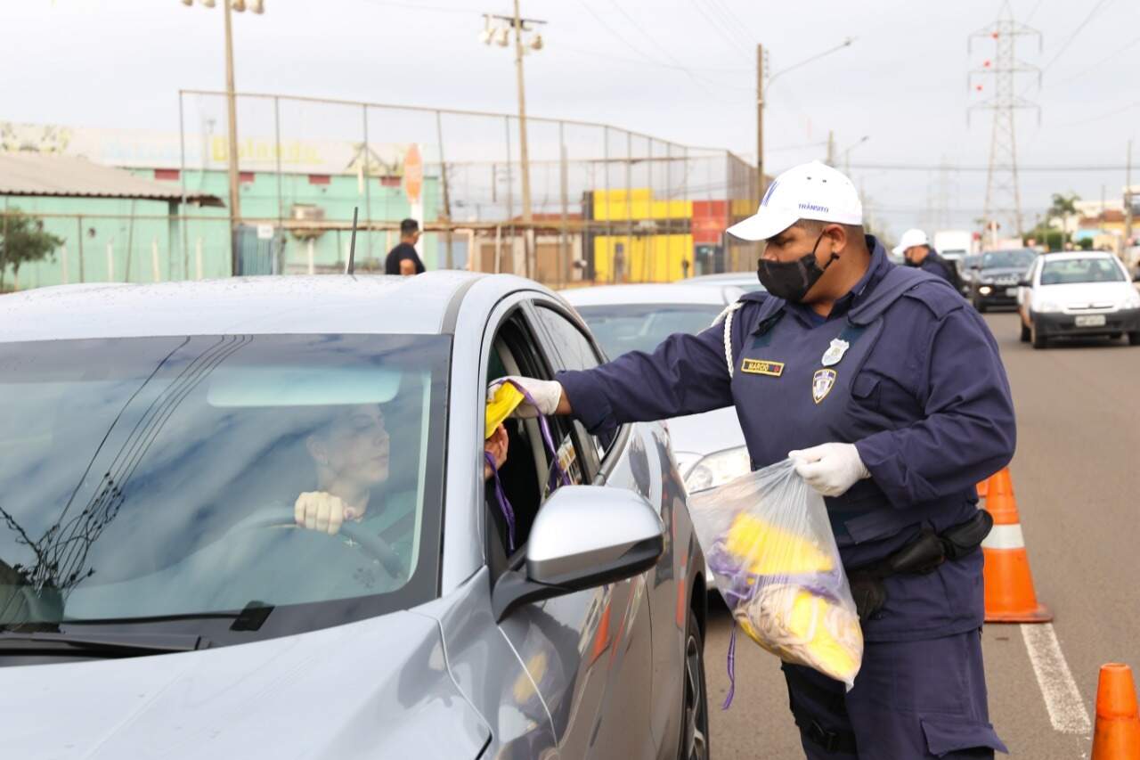 Guarda municipal distribui máscara entre os motoristas durante blitz (Foto: Paulo Francis)