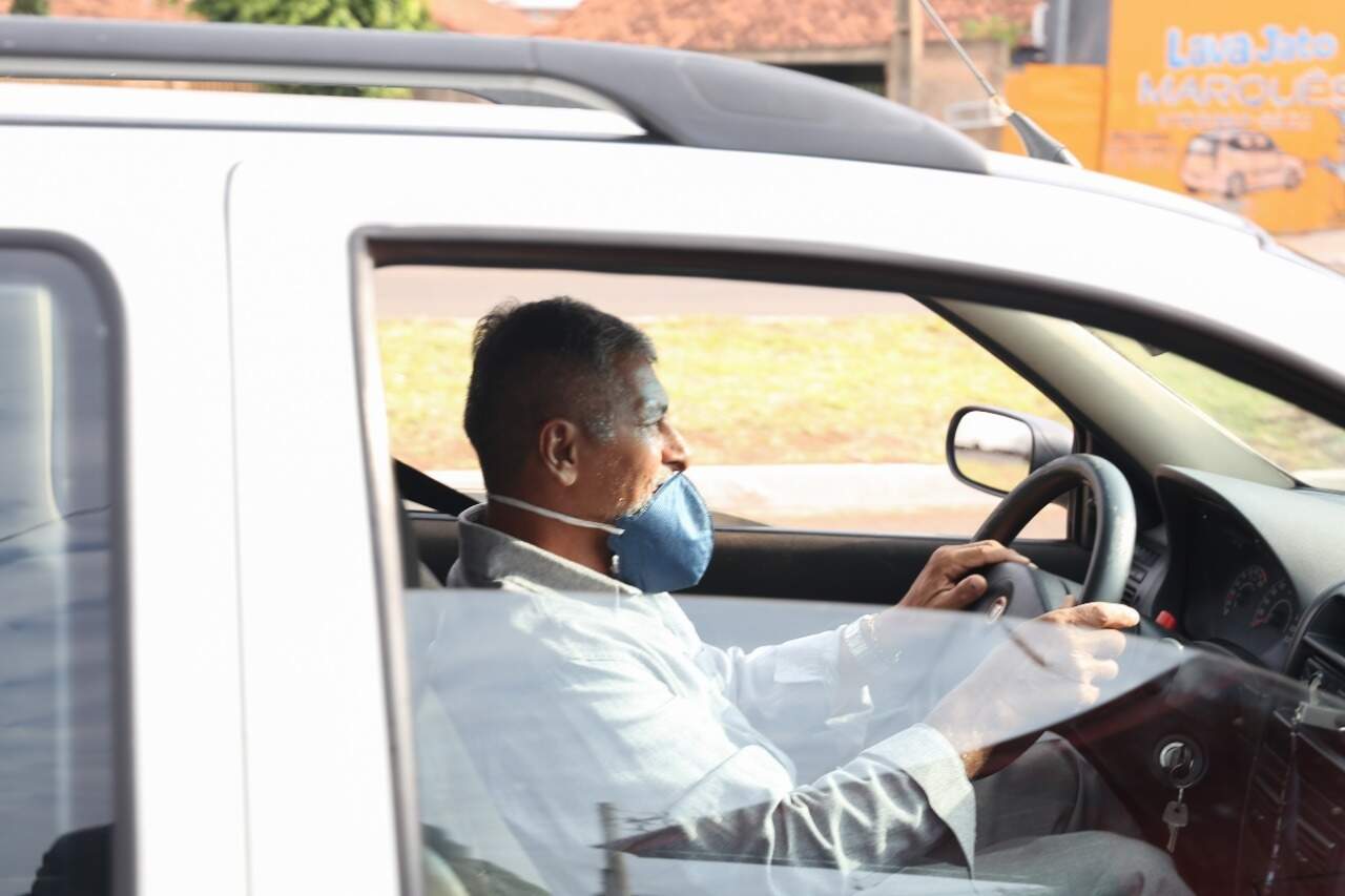 Motorista decide colocar a máscara ao se aproximar da blitz (Foto: Paulo Francis)