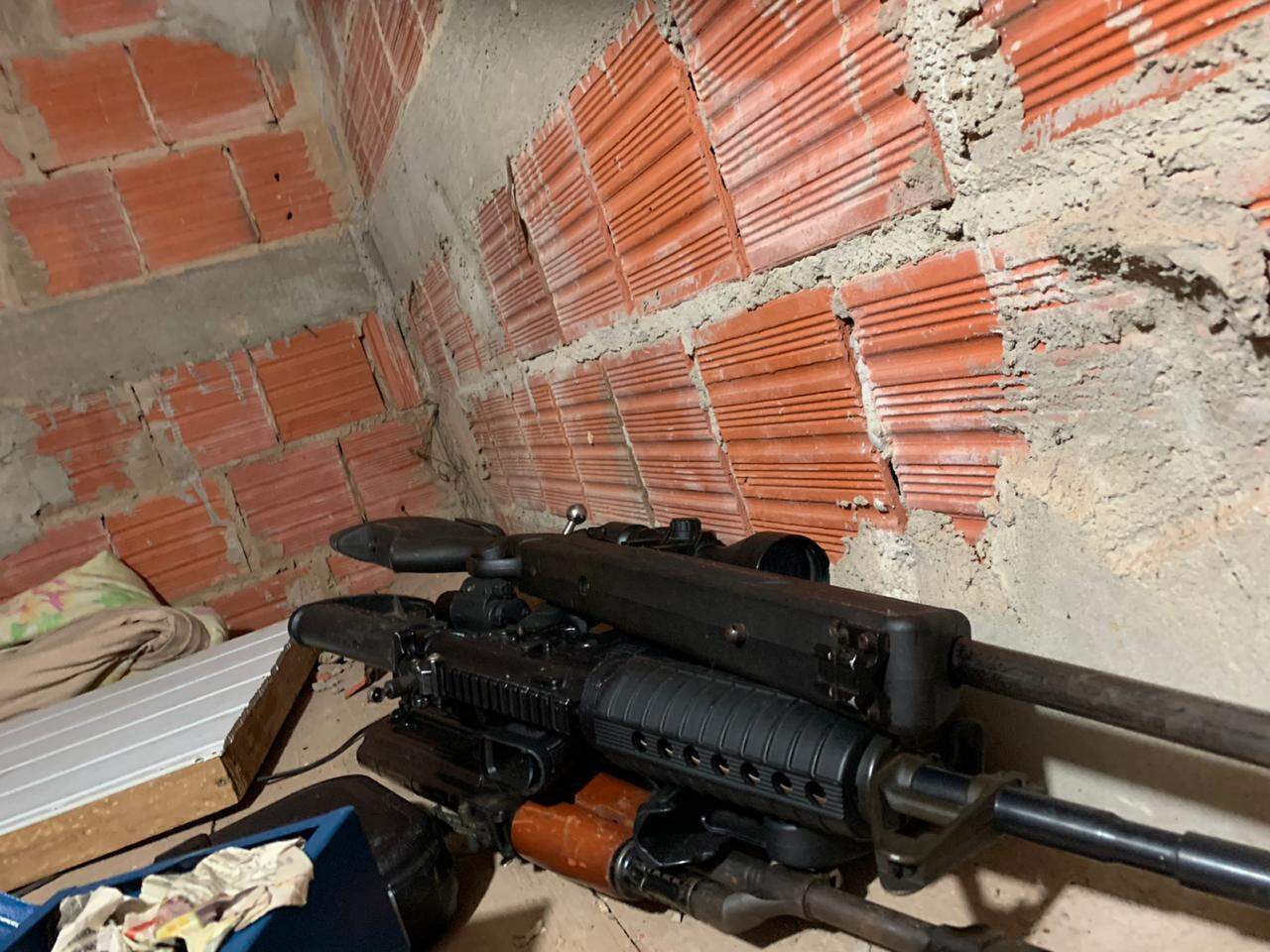 Armas encontradas ontem no QG do PCC em Ponta Porã, onde gerente financeiro da facção foi preso (Foto: Divulgação)