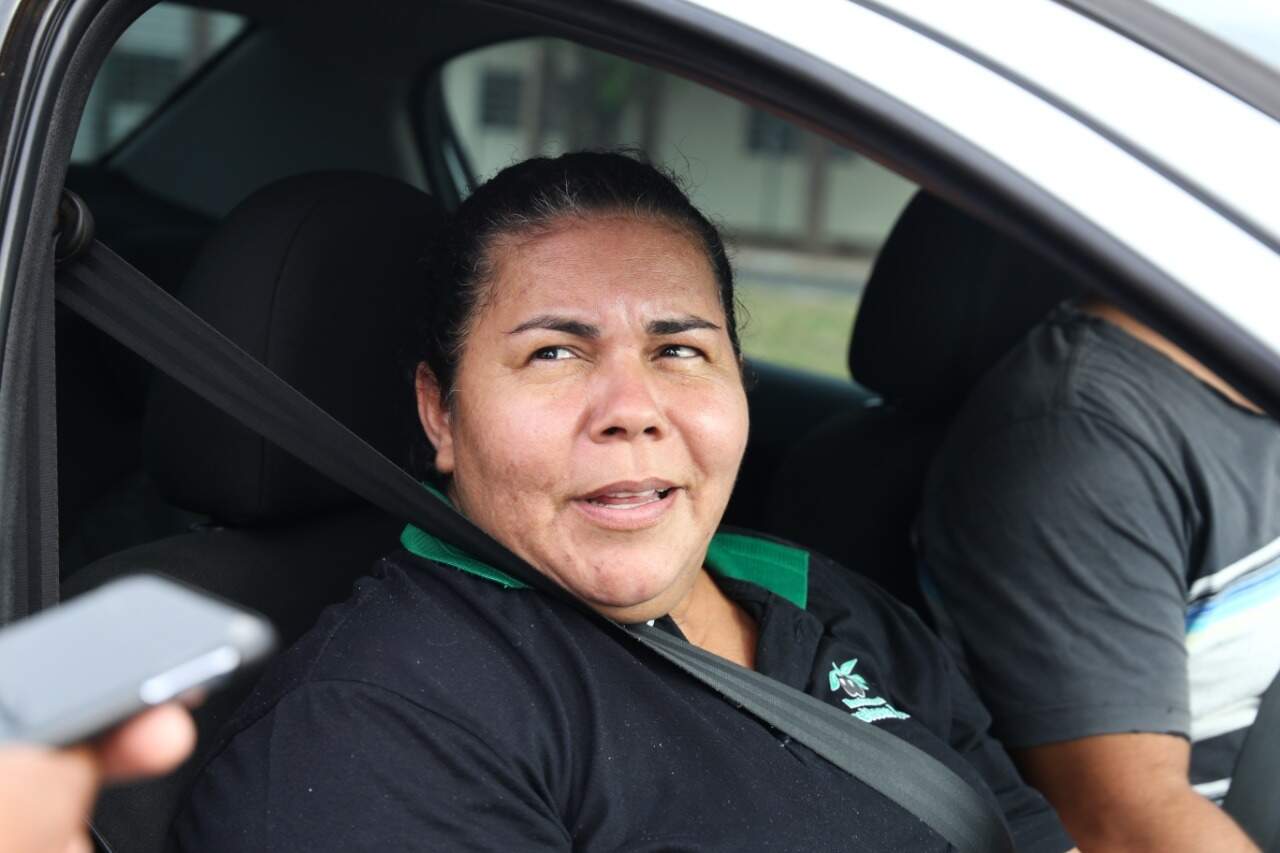 A auxiliar de cozinha Ieda do Nascimento esqueceu a máscara no trabalho (Foto: Paulo Francis)