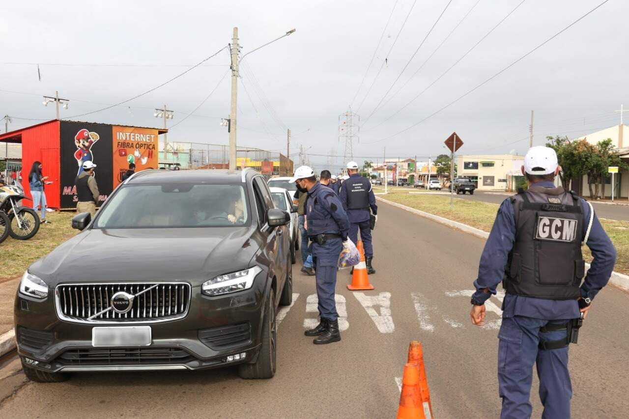 Em blitz educativa, motoristas recebem orientações sobre o uso das máscaras (Foto: Paulo Francis)