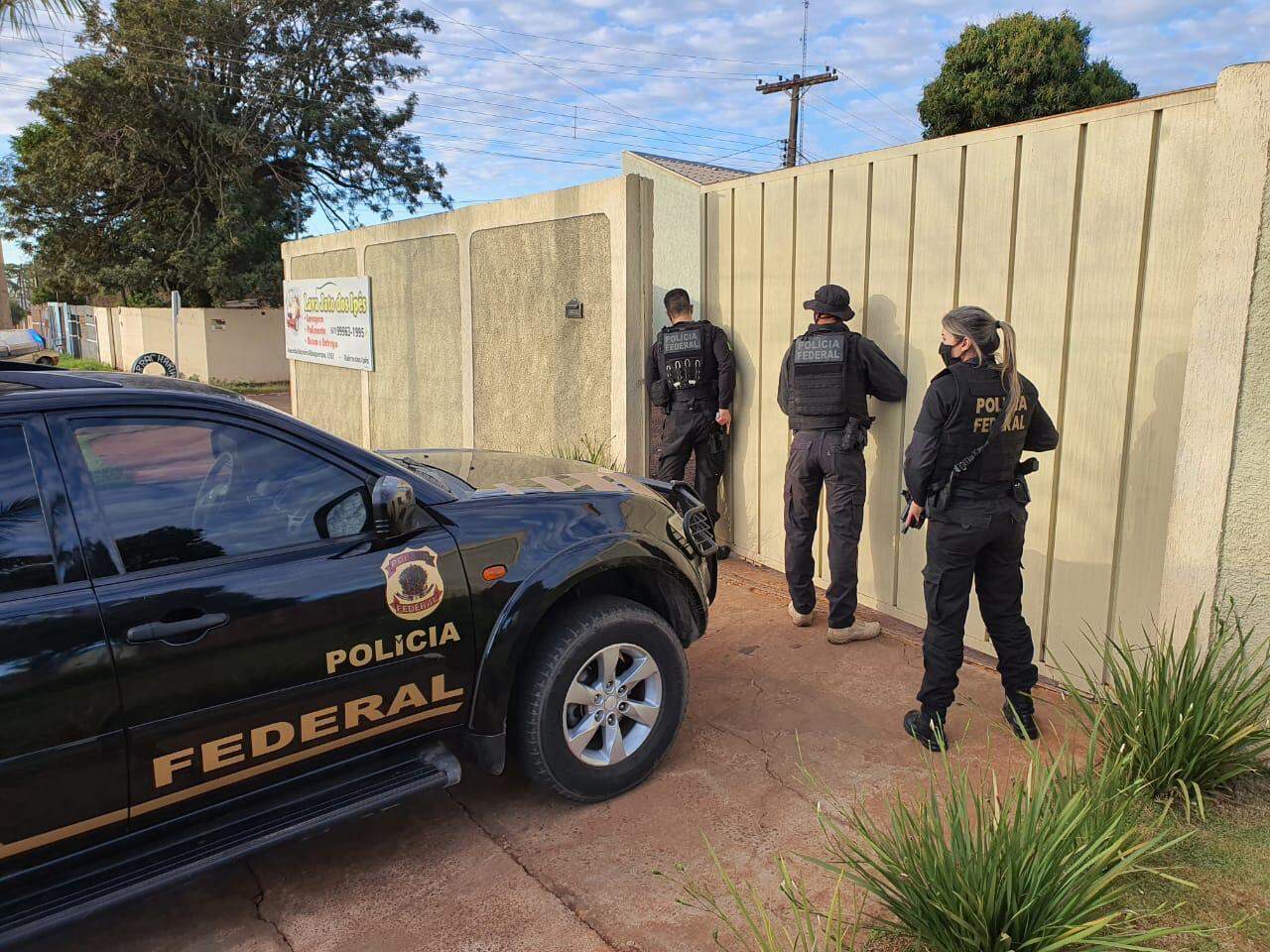Policiais em local de busca em Ponta Porã, cidade vizinha ao Paraguai. (Foto: Divulgação)