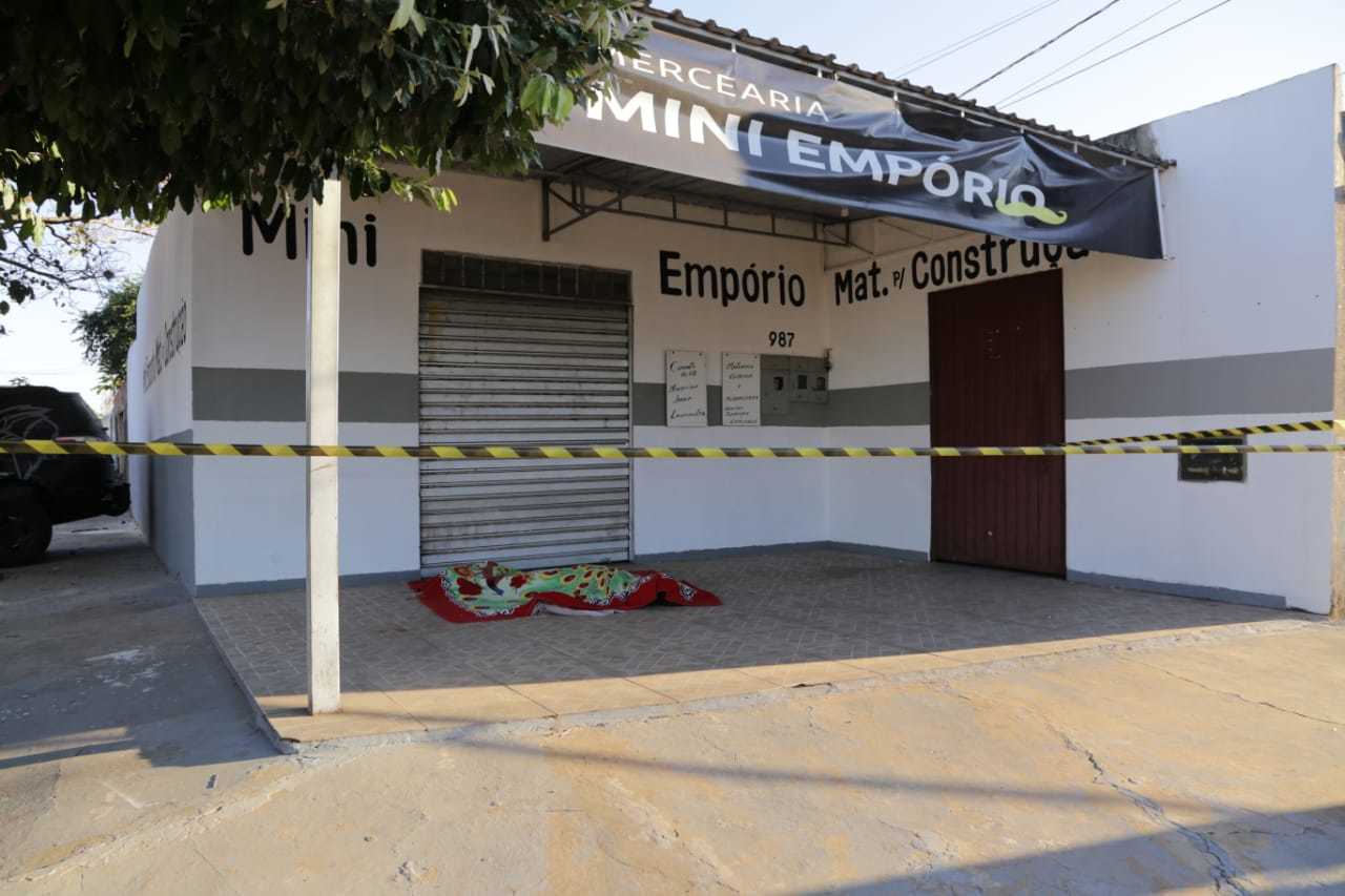 Corpo de Carla estava neste local, próximo da casa dela, no Bairro Tiradentes. (Foto: Kísie Ainoã)