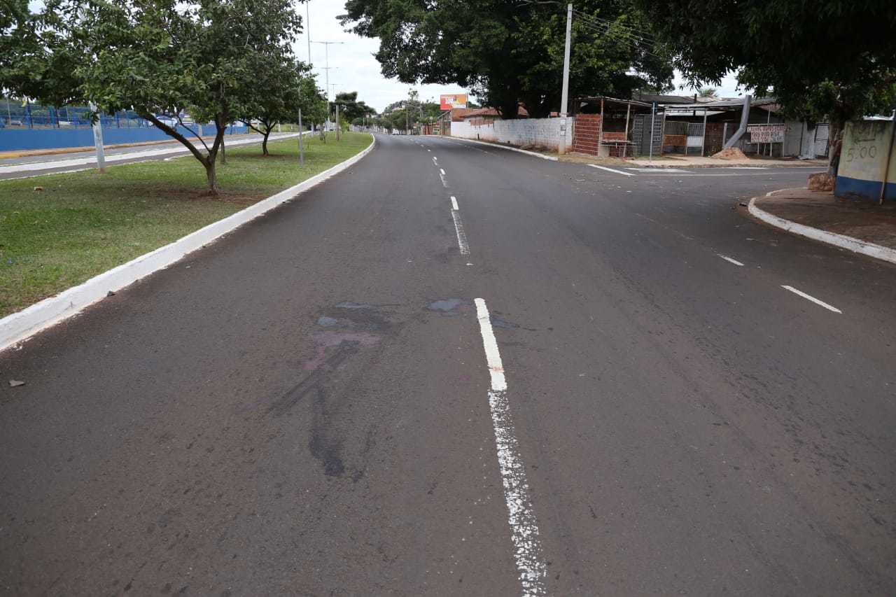 Marcas no asfalto da Fábio Zahran, avenida onde homem foi encontrado morto nesta madrugada. (Foto: Paulo Francis)