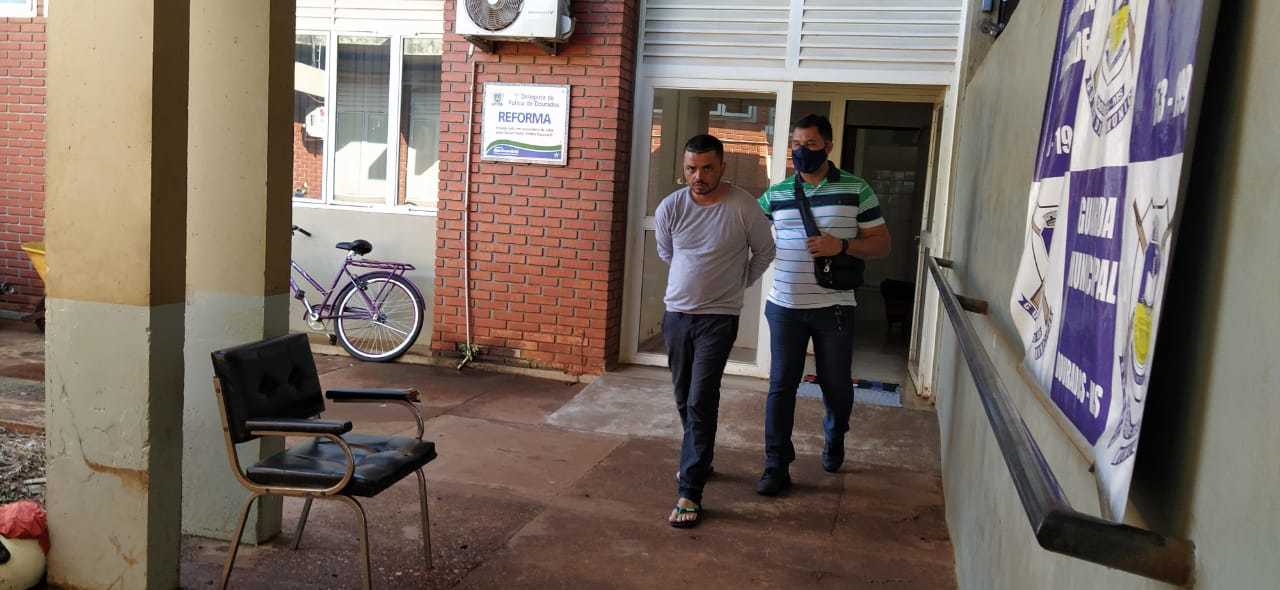 Fernando Souza no momento em que era levado para o presídio, ontem à tarde (Foto: Sidnei Bronka/Ligado na Notícia)