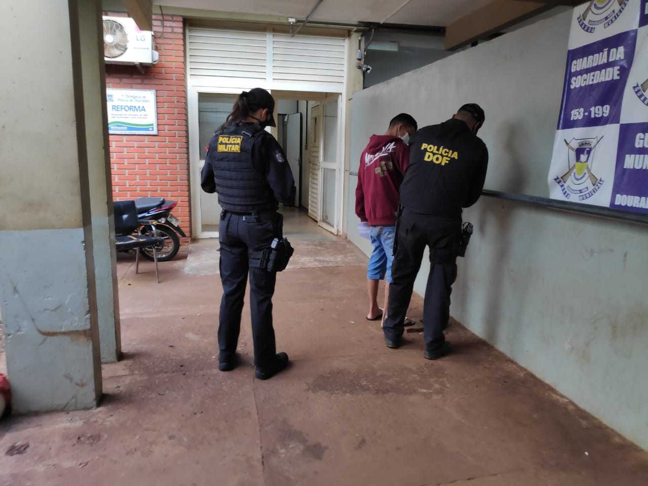 Preso em Dourados foi levado para a 1ª Delegacia de Polícia Civil (Foto: Adilson Domingos)