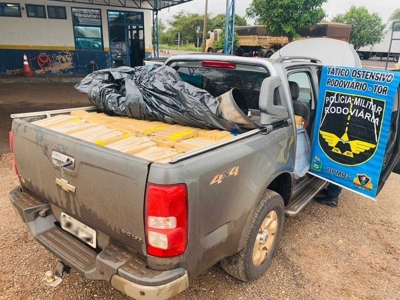 As centenas de tabletes da droga estavam sendo transportados na carroceria da camionete. (Foto: PMR) 
