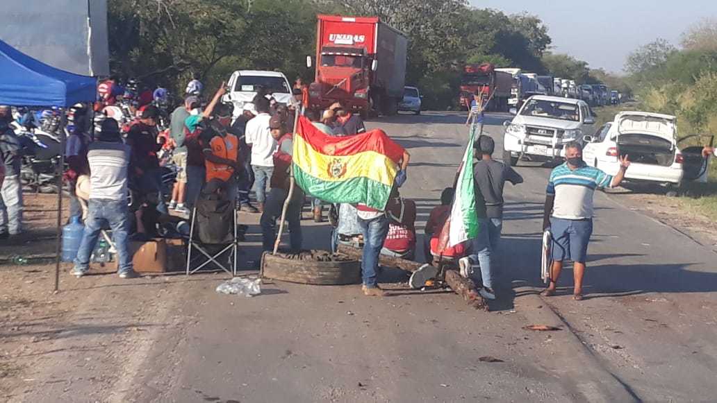 Manifestantes durante protesto na rodovia (Foto: Divulgação)
