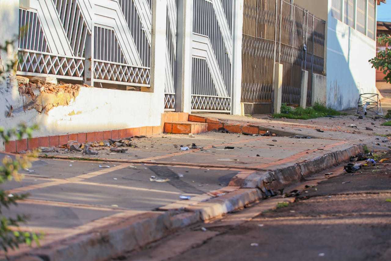 Pedaços de tijolos e do carro tomam conta de calçada onde ocorreu acidente. (Foto: Marcos Maluf)