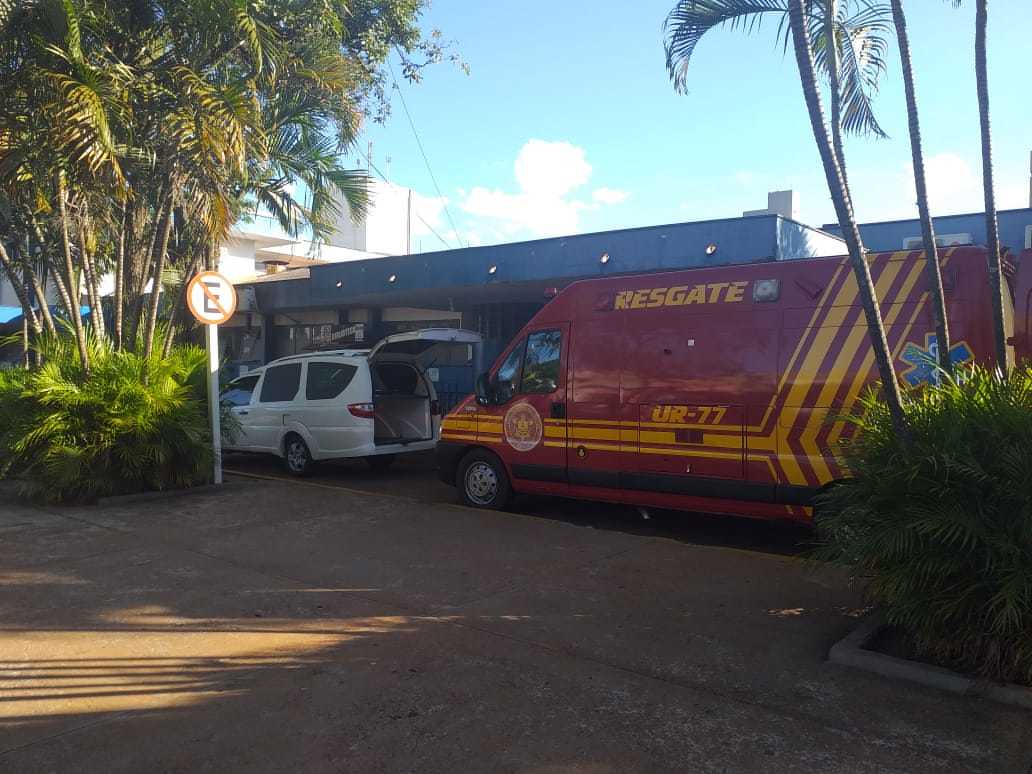 Carro de funerária e viatura do Corpo de Bombeiros em frente ao Hospital da Vida (Foto: João Pires/Estado Notícias)