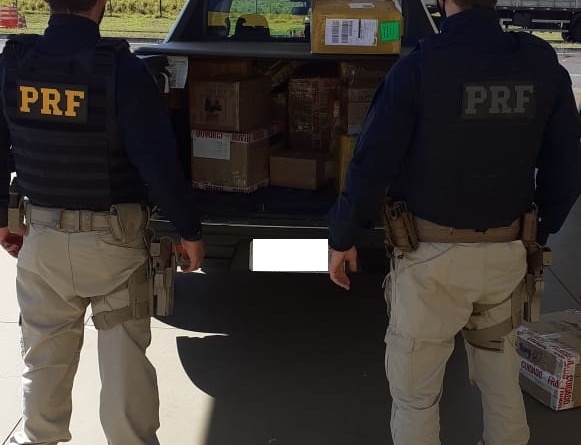 Cigarros eletr&ocirc;nicos eram transportados dentro de caixas escondidas no interior de ve&iacute;culo (Foto: Divulga&ccedil;&atilde;o/PRF)