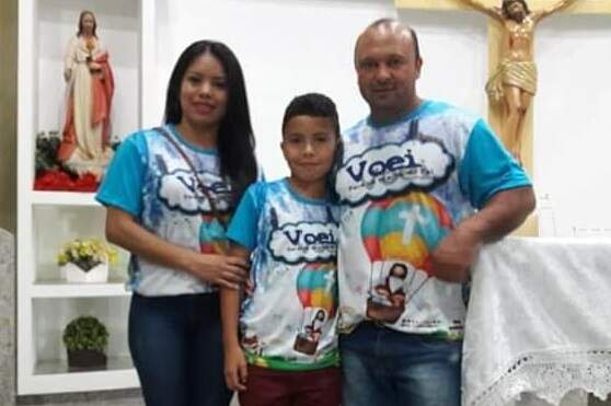 Sandra com o marido e o filho de 11 anos em evento religioso em Iguatemi. (Foto: Arquivo da Família)