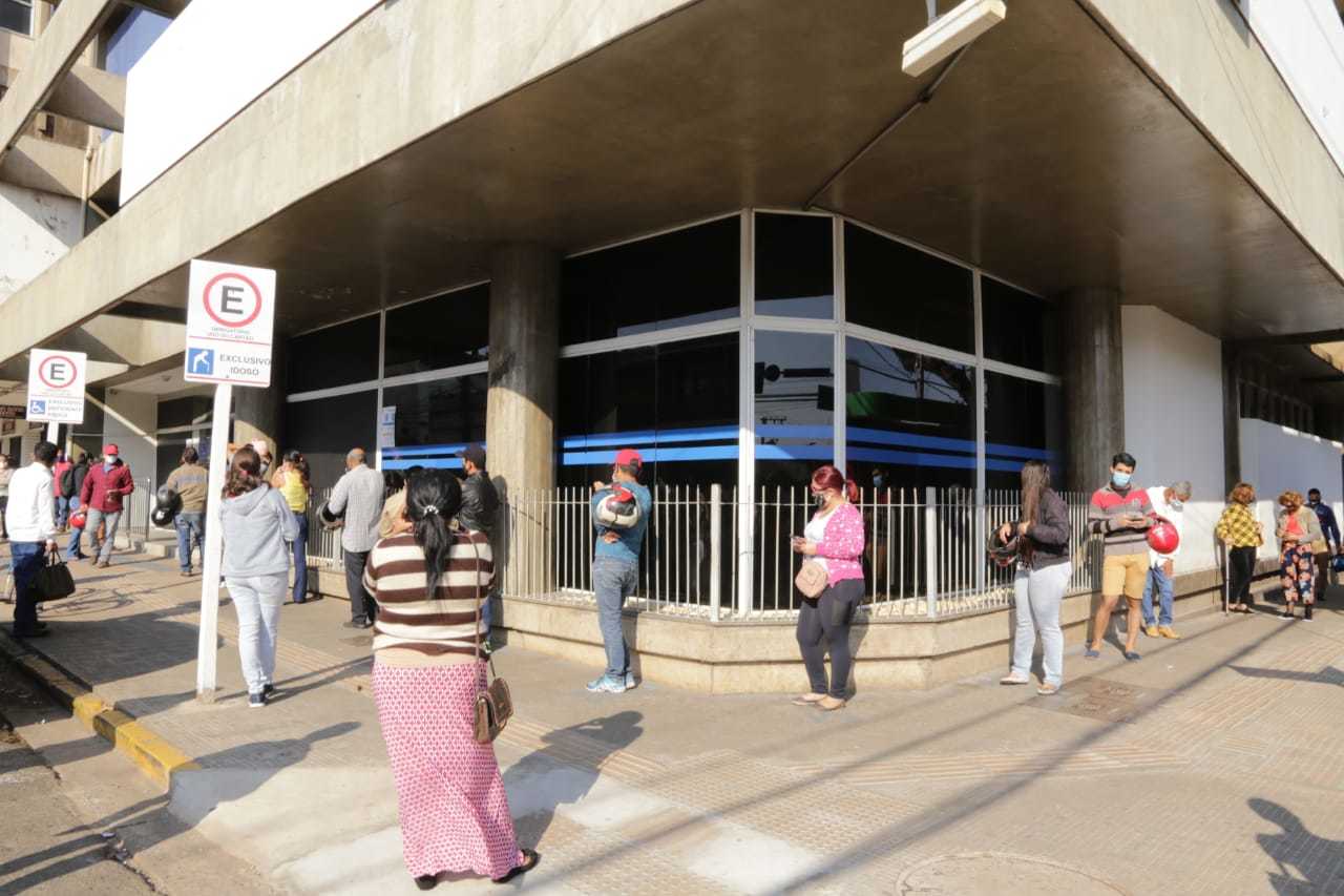 Pouco antes das 9h, cerca de 15 pessoas aguardavam na fila do lado de fora da agência (Foto: Kísie Ainoã)