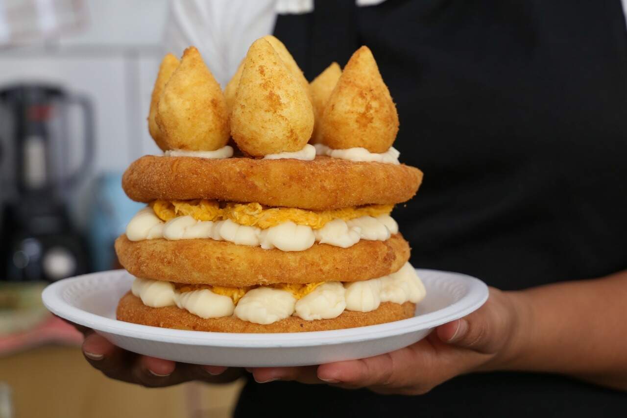 Bolo de coxinha com três camadas de massa, recheio de frango e decorado com requeijão. (Foto: Paulo Francis)