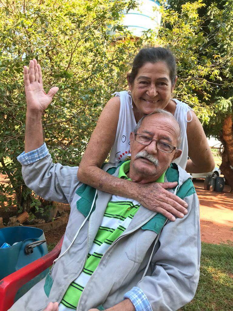 Aldo com a esposa, de 60 anos e que também teve covid-19. (Foto: Arquivo da Família)