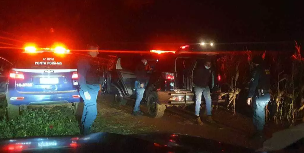 Ao fundo da imagem, Nadir descendo de uma viatura da Polícia Civil. (Foto: Marcelino Nunes de Oliveira)