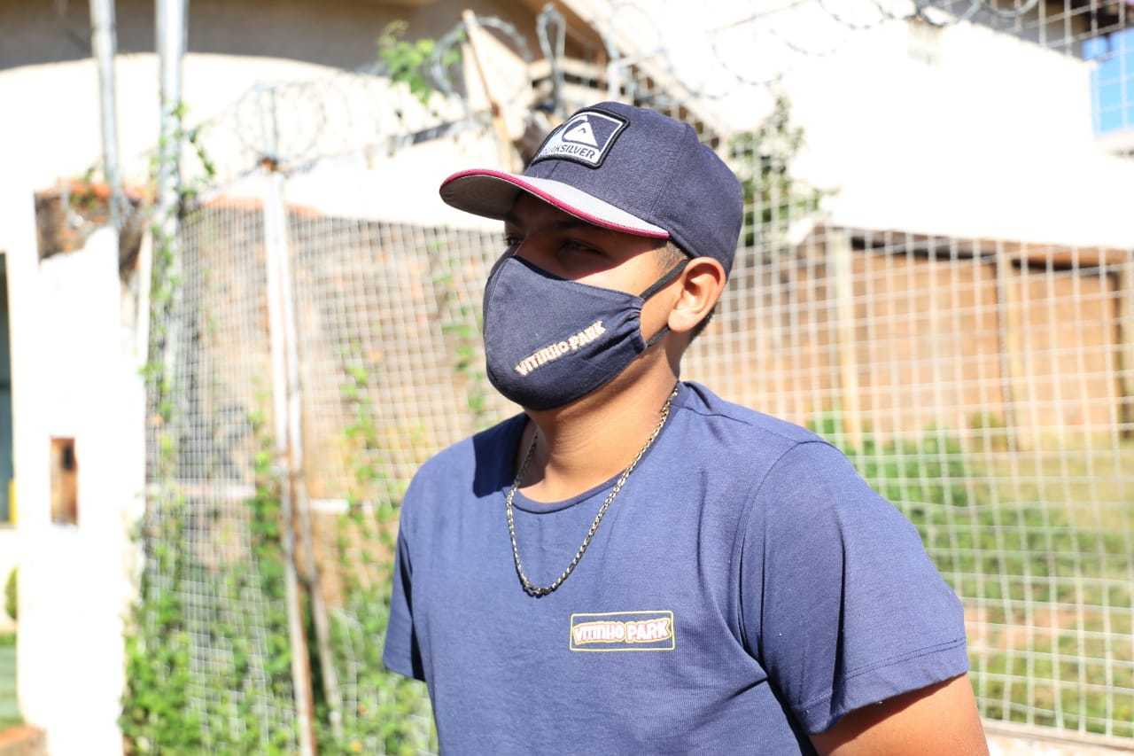 Júlio César conta que parte do dinheiro das vendas vai para os pais, que moram no interior paulista. (Foto: Paulo Francis)