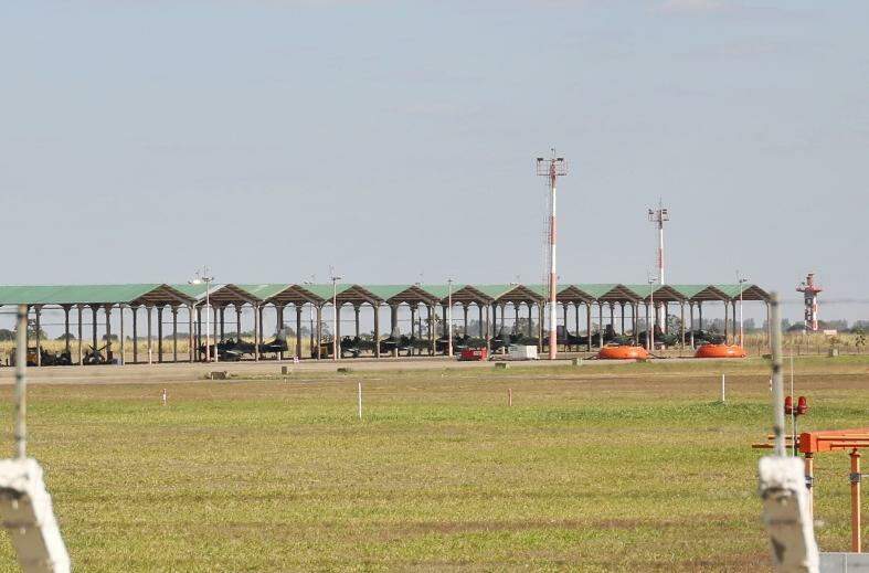 Caças envolvidos em operação no pátio da Base Aérea de Campo Grande (Foto: Paulo Francis)