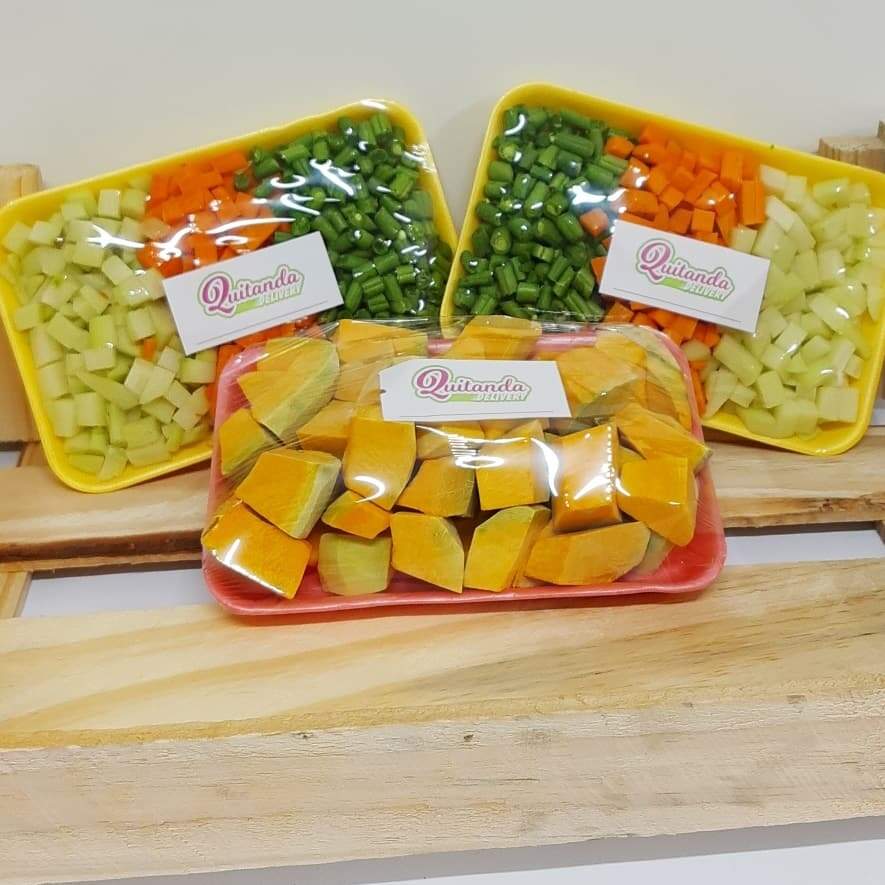 Tem bandejas de abóbrinha cortada em pedacos e de três opções de legumes picados, como vagem, cenoura e chuchu. (Foto: Quitanda Delivery)