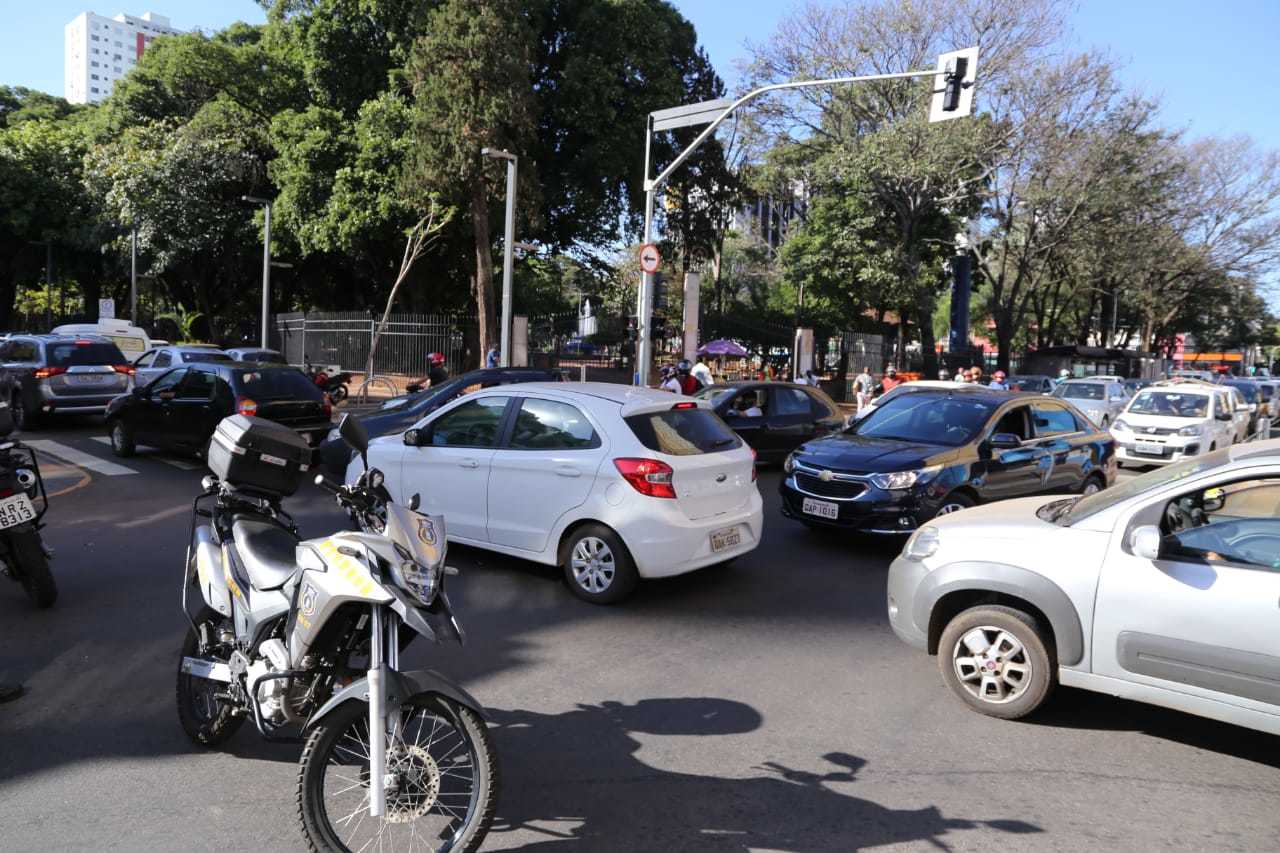 Trânsito ficou bastante tumultuado no cruzamento das Ruas 15 de Novembro e 14 de Julho (Foto: Kísie Ainoã)