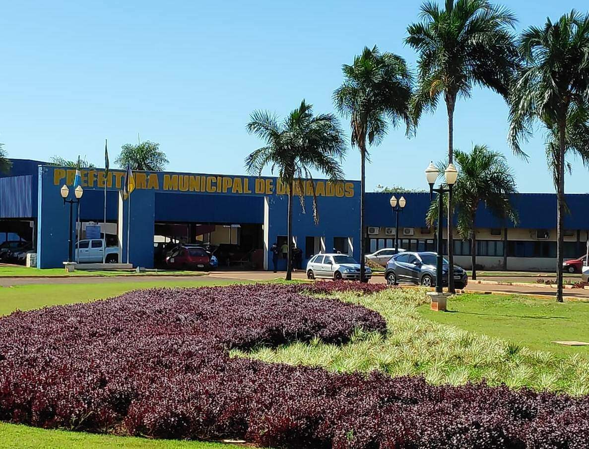 Sede da Prefeitura de Dourados; Délia Razuk vedou retorno de aulas presenciais em escolas particulares (Foto: Adilson Domingos)