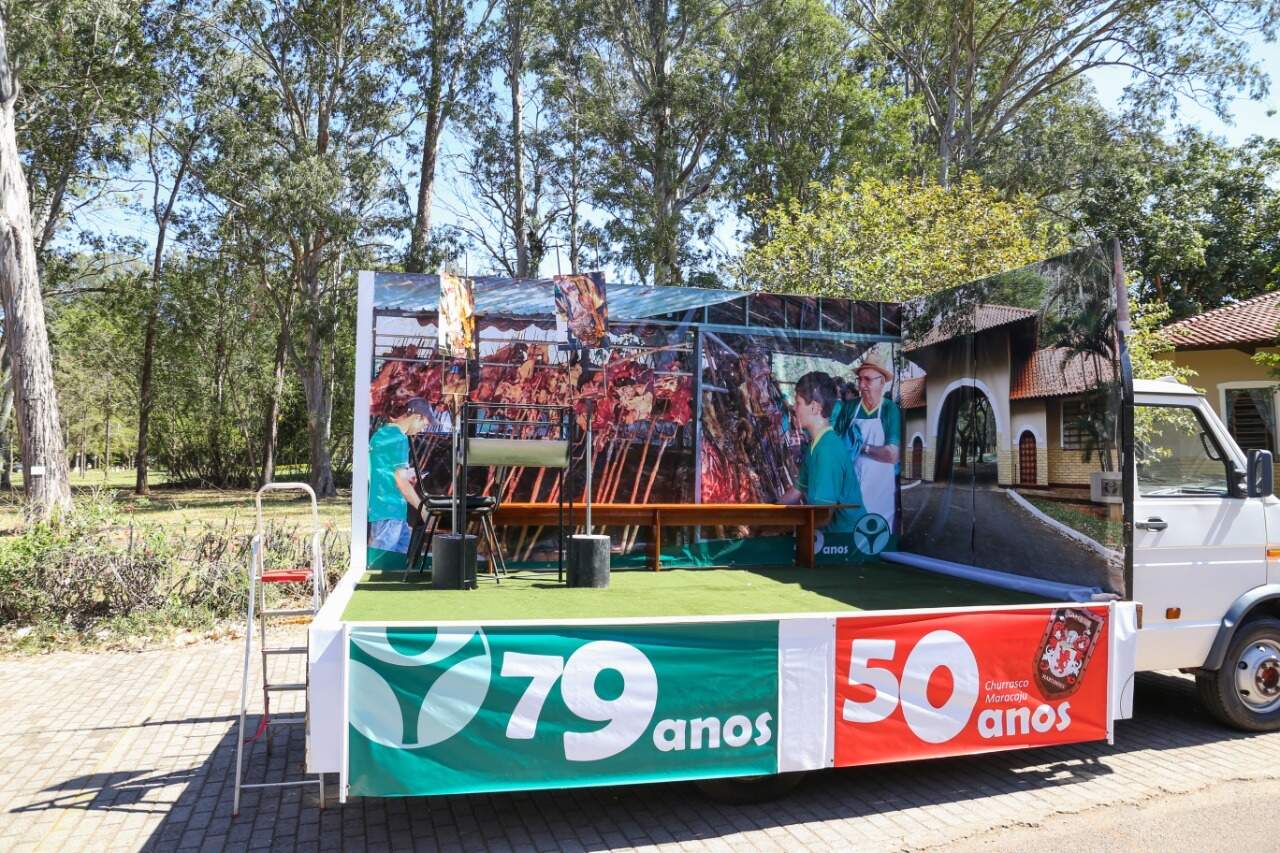 A churrasqueira usada para celebrar o aniversário do hospital nos anos anteriores foi colocada na carroceria de uma caminhonete. (Foto: Paulo Francis)