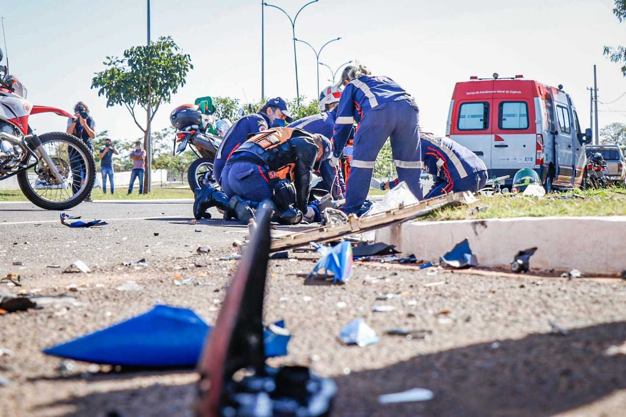 Socorristas do Samu tentando reanimar vítima de acidente. (Foto: Henrique Kawaminami)