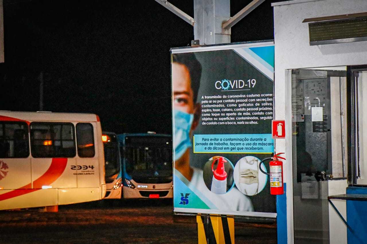 Placa na frente de garagem orienta sobre o que fazer para evitar a covid-19. (Foto: Henrique Kawaminami)