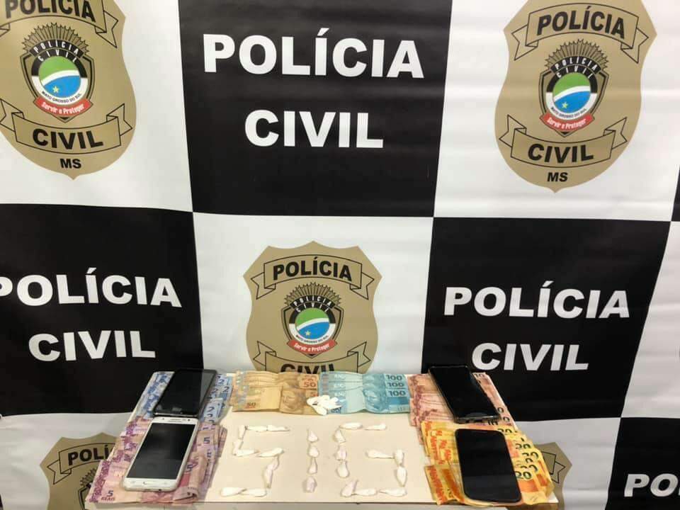 Porções de cocaína, dinheiro e celulares apreendidos na força-tarefa. (Foto: Polícia Civil) 