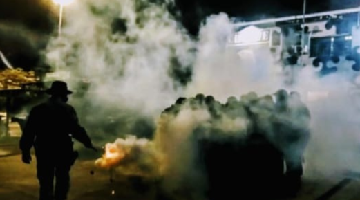 Foto publicada no perfil do Batalhão de Choque mostra policiais aglomerados, em meio à fumaça de bomba de efeito moral. (Foto: Reprodução do Instagram)
