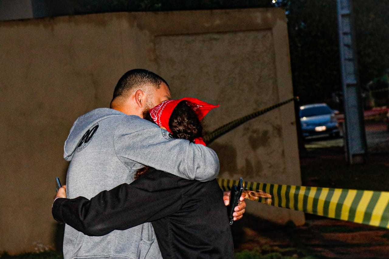 Parentes choram ao saber da morte do policial. (Foto: Henrique Kawaminami)