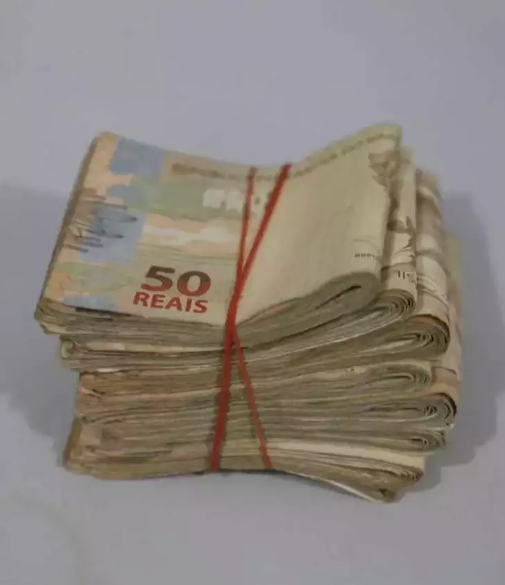 Dinheiro apreendido com a dupla. (Foto: Kisie Aino&atilde;)