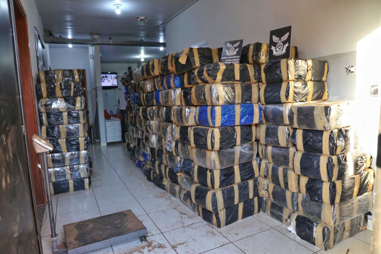 Carga de maconha pesou 6,1 toneladas. (Foto: Kisie Aino&atilde;)