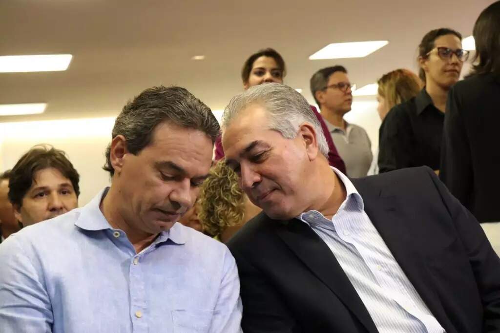 Marquinhos Trad e Reinaldo Azambuja conversam durante evento na Esplanada Ferroviária em agosto do ano passado (Foto: Henrique Kawaminami/Arquivo)