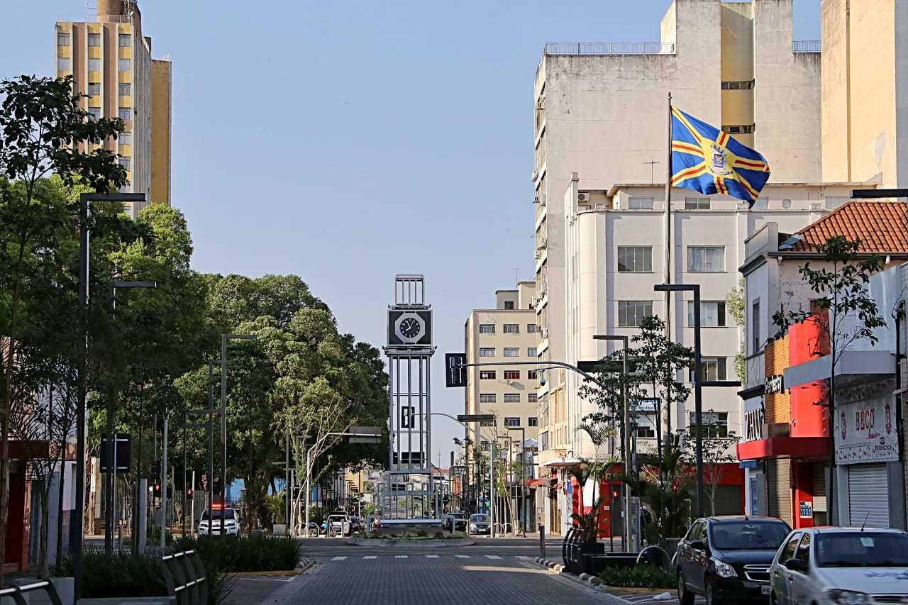 Rua 14 de Julho só não estava completamente vazia nesta manhã porque um ou outro morador resolveu sair para ver como seria o primeiro 26 de agosto sem desfile (Foto: Kísie Ainoã)