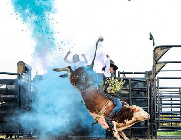 João em cima do touro após revelação no Texas. (Foto: André Silva)